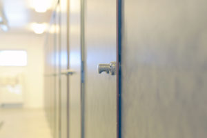 Laminat, kompaktlaminat, laminatskiva, laminatskivor, skärmvägg, skärmväggssystem, profiler, väggpanel-er, profilsystem, skärmsystem, kompositmaterial, skivmaterial, högtryckslaminat, fasadskivor, duschväggar, duschrum, omklädningsrum, bänkskivor, bänkar, toalettbås, tvättställ, tvättstuga, fönsterbänkar, laminathyllor, möbelkomponenter, duschbås, duschskärm, insynsskärm-ar