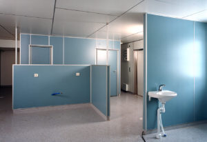 Laminat, kompaktlaminat, laminatskiva, laminatskivor, skärmvägg, skärmväggssystem, profiler, väggpanel-er, profilsystem, skärmsystem, kompositmaterial, skivmaterial, högtryckslaminat, fasadskivor, duschväggar, duschrum, omklädningsrum, bänkskivor, bänkar, toalettbås, tvättställ, tvättstuga, fönsterbänkar, laminathyllor, möbelkomponenter, duschbås, duschskärm, insynsskärm-ar